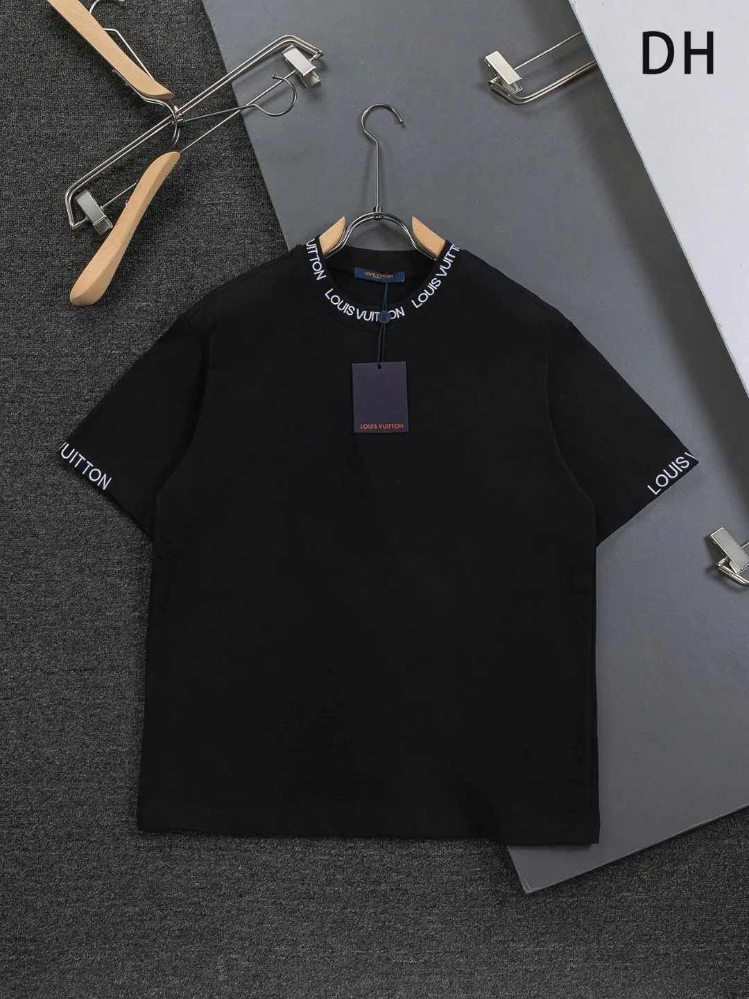 🅿️190 Louis Vuitton 1V LV micro-wide version S-XL LV 26ss new product counters are available at the same time. Multiple craftsmanship, simple letters embroidery on the collar + simple letter logo on the cuffs 🪡 embroidery, round neck short-sleeved T-shirt, same style for men and women! Consigned to one-to-one creation. Synchronized with the official website, pure cotton fabrics at the counter! It is close to the skin and comfortable, durable and easy to wear. It has a classic and simple logo design and meticulous original craftsmanship. Short-sleeves, a must-have item for men, do not appear to be the same for the general public, but must be unique and eye-catching. This LV short-sleeve is all about quality, comfort, the same shape and fashion as always, including fabrics and cutting techniques. All of them have been made with great effort! 320 grams of washed pure cotton fabric, pure cotton is breathable, very refreshing and comfortable for daily wear. The rib knitting on the neckline is smooth and tight, and the neckline will not be skewed if you toss it at will. The loose version, you will find that it looks really good on the upper body. The overall is minimalist and neat, super versatile for daily use! Pair it casually with a pair of pants for a youthful look. A T-shirt will make your outfit crazy. It is a fashionable item that can never go wrong! Color: Black White Size: S-XL Size chart: S: Shoulder width 50-Bust 56-Length 70 M: Shoulder width 52-Bust 57-Length 72 L: Shoulder width 54-Bust 59-Length 74 XL: Shoulder width 56-Bust 62-Length 76